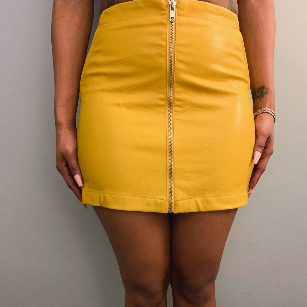 Leather yellow mini skirt with front zipper